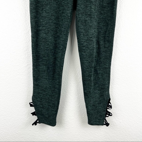 BEYOND YOGA High Rise Space Dye Capri Leggings, Elastic Cuff Detail, Green, S - Picture 3 of 7